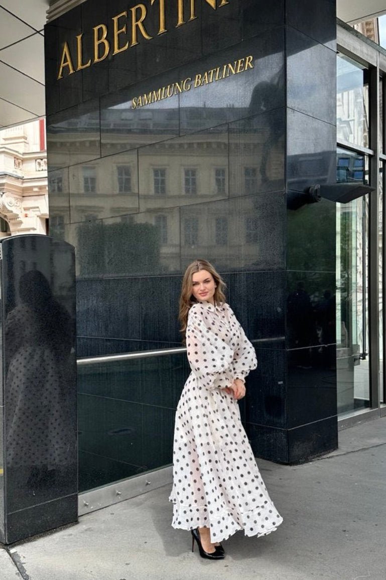 Bež haljina na tufne – Elegantna maxi haljina sa pojasom