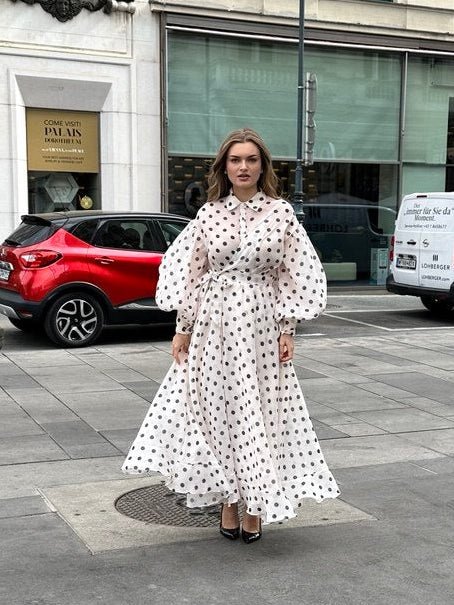 Bež haljina na tufne – Elegantna maxi haljina sa pojasom