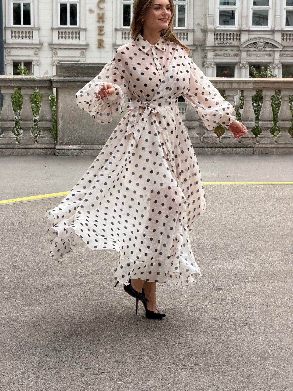 Bež haljina na tufne – Elegantna maxi haljina sa pojasom