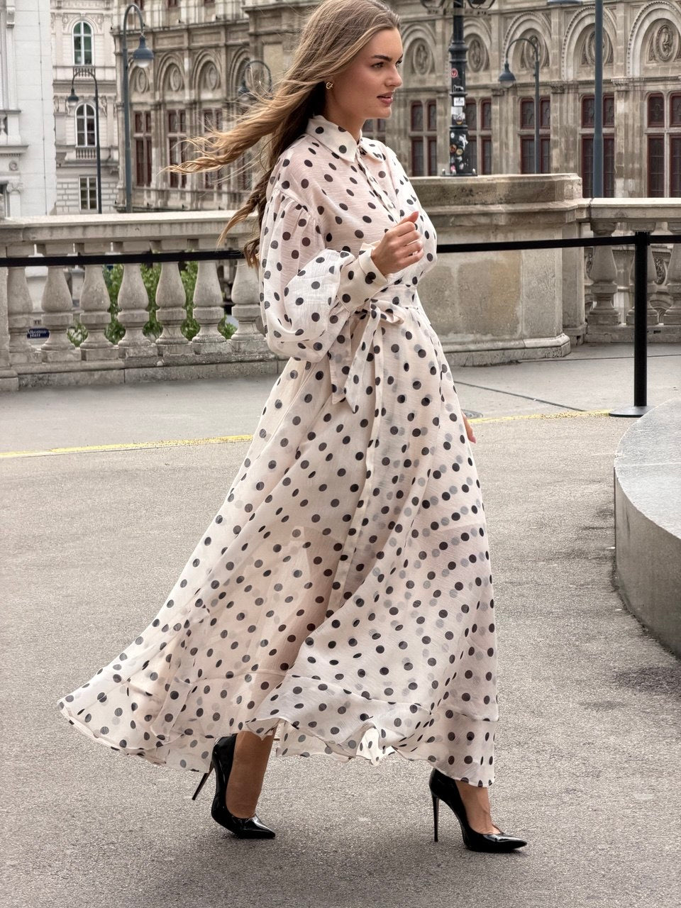 Bež haljina na tufne – Elegantna maxi haljina sa pojasom