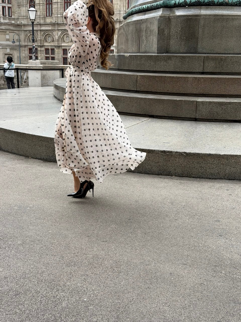 Bež haljina na tufne – Elegantna maxi haljina sa pojasom