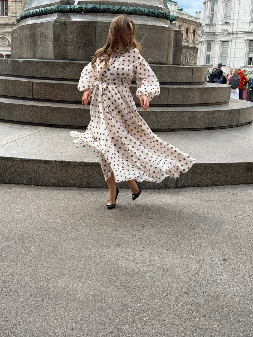 Bež haljina na tufne – Elegantna maxi haljina sa pojasom