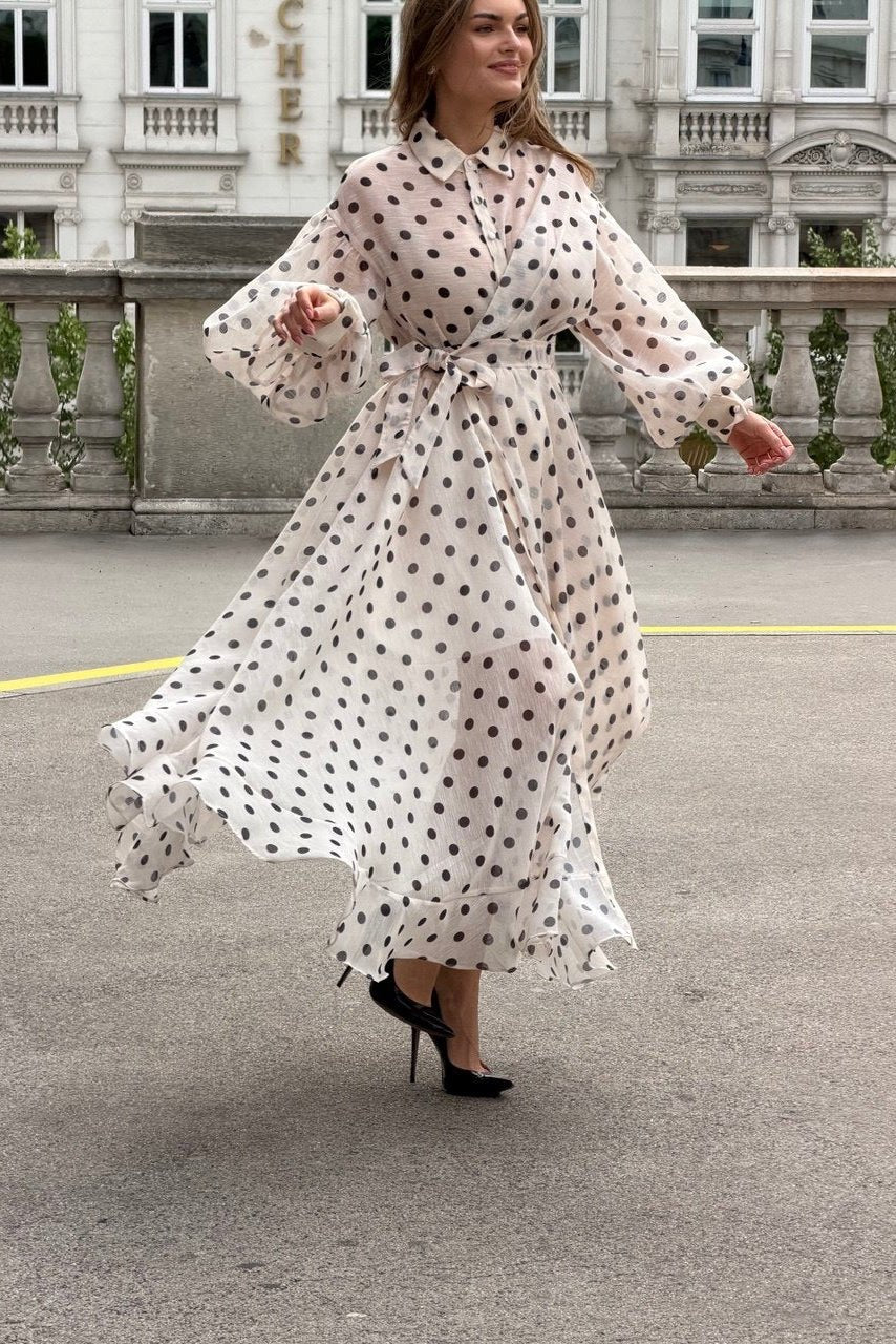 Bež haljina na tufne – Elegantna maxi haljina sa pojasom