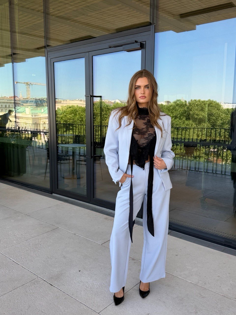 Sivi tailored set koji oblikuje figuru – clean power look