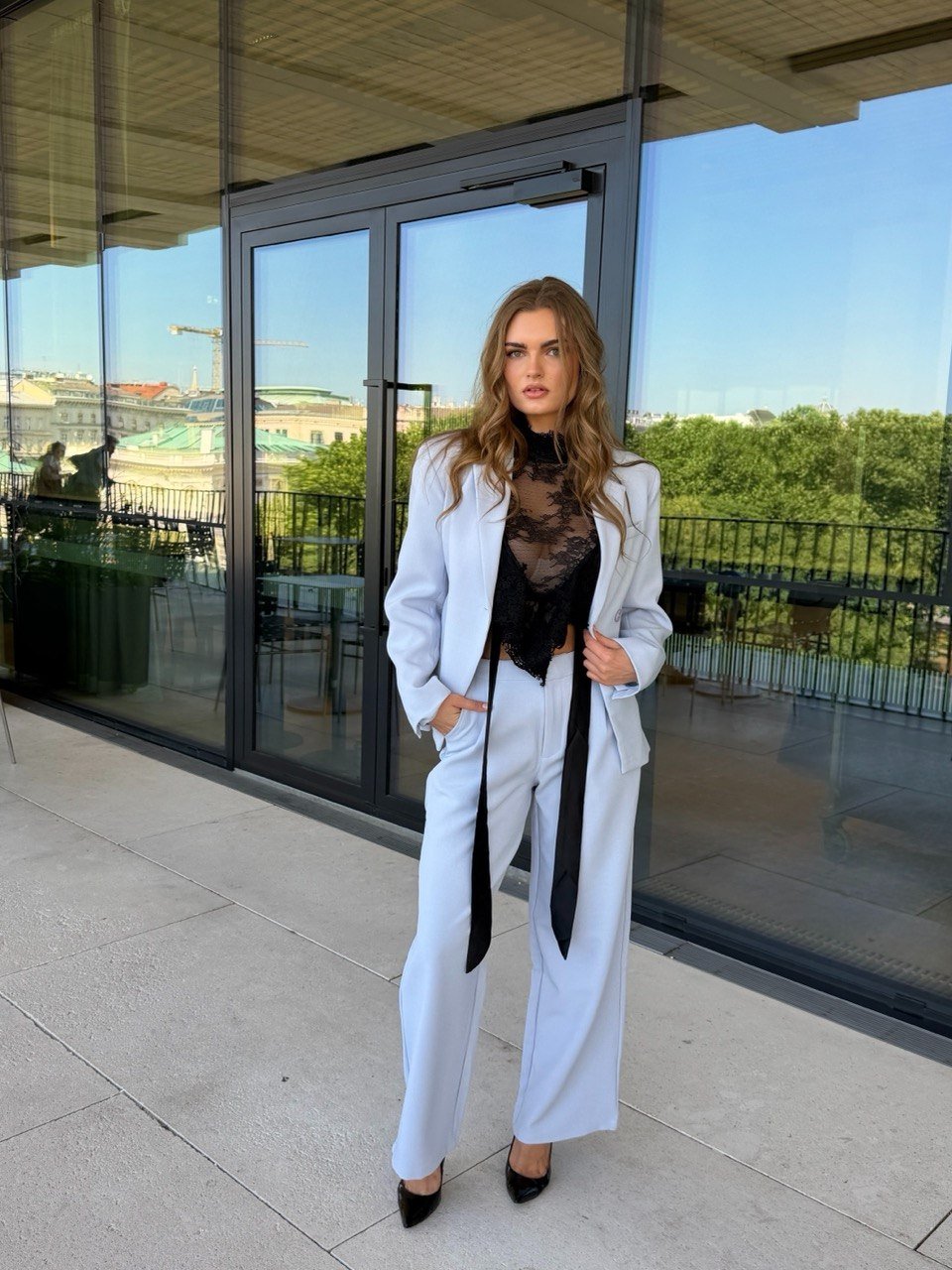 Sivi tailored set koji oblikuje figuru – clean power look