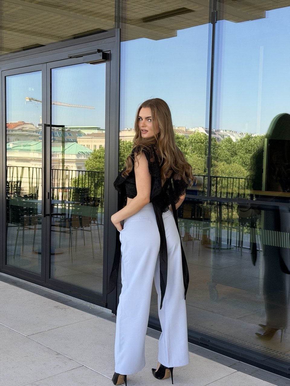 Sivi tailored set koji oblikuje figuru – clean power look