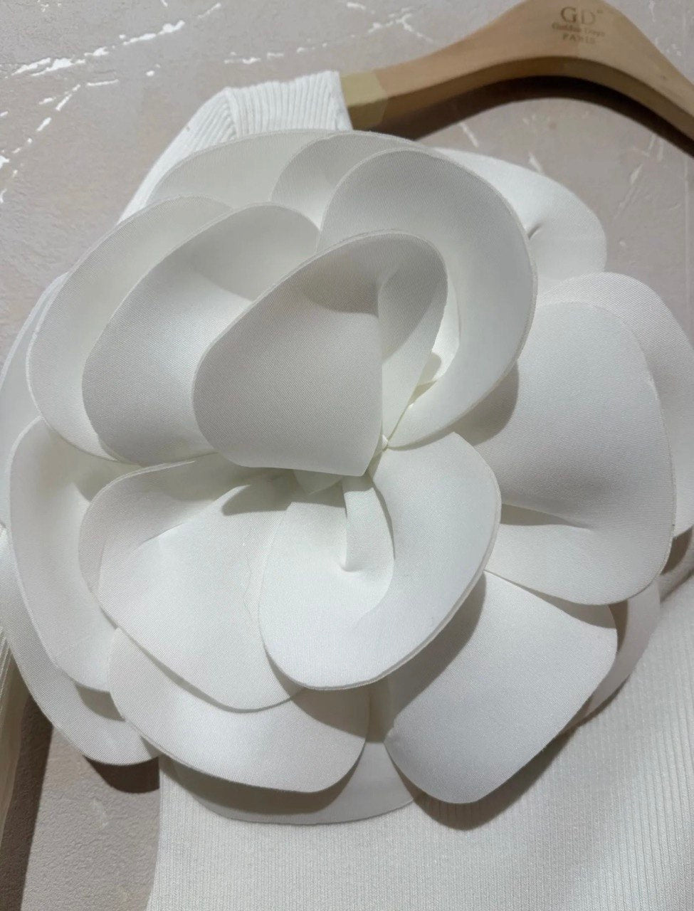 Pletena midi haljina s velikim 3D cvijetom