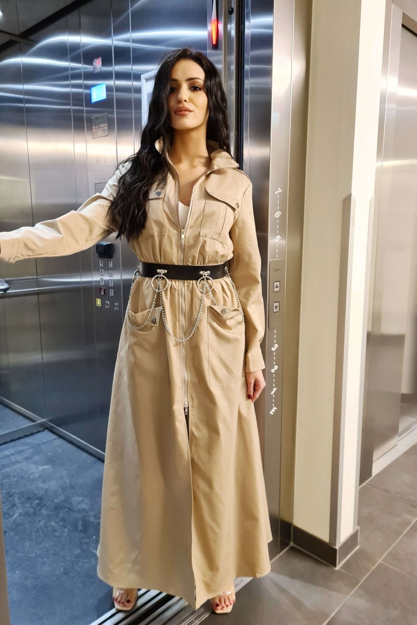 Baloner s remenom i metalnim lancima – Urban Power Look