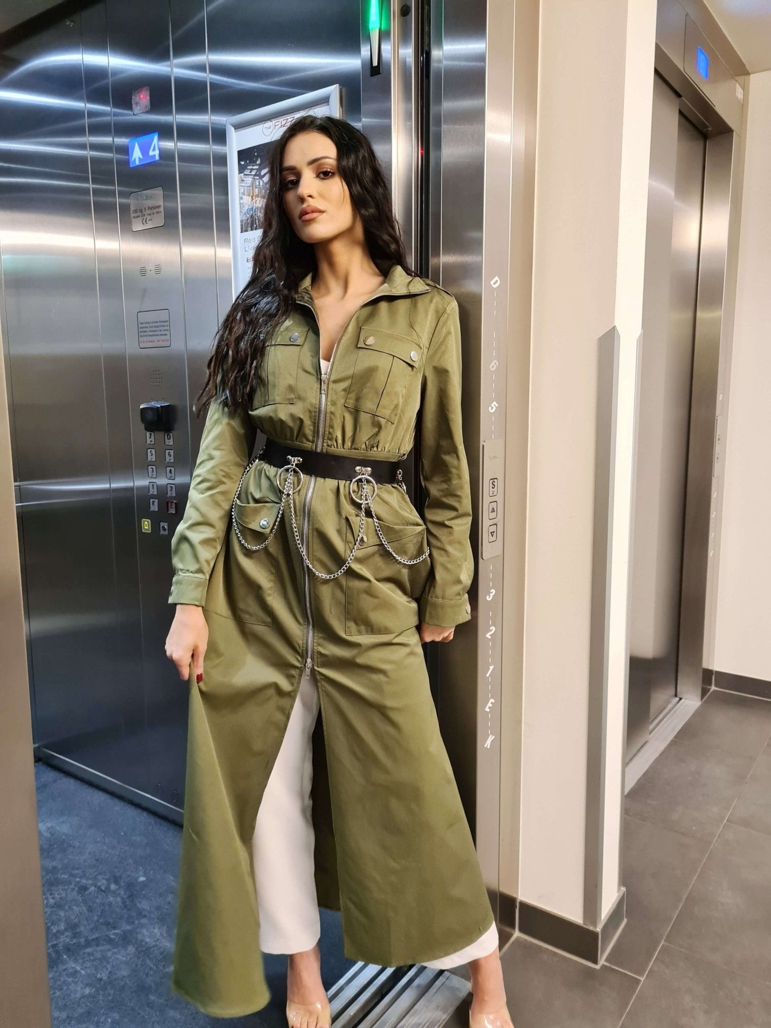 Baloner s remenom i metalnim lancima – Urban Power Look