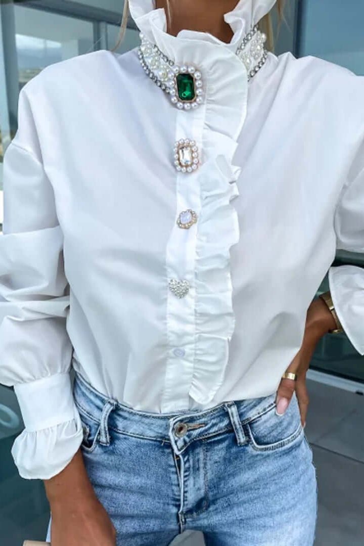 Bijela košulja s volanima – timeless chic